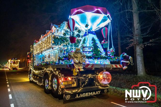 Tachtig trucks verlichten de gemeente Oldebroek tijdens de Truckers Lichtjesparade Oldebroek. - &copy; NWVFoto.nl
