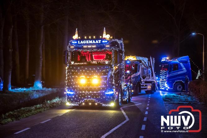 Tachtig trucks verlichten de gemeente Oldebroek tijdens de Truckers Lichtjesparade Oldebroek. - &copy; NWVFoto.nl