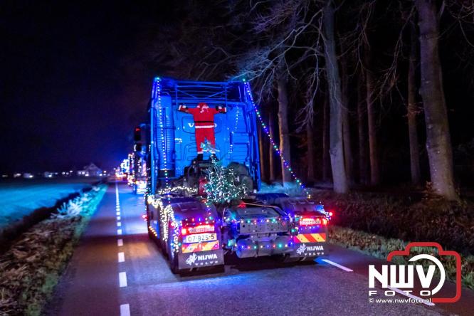 Tachtig trucks verlichten de gemeente Oldebroek tijdens de Truckers Lichtjesparade Oldebroek. - &copy; NWVFoto.nl