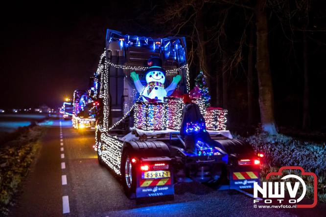 Tachtig trucks verlichten de gemeente Oldebroek tijdens de Truckers Lichtjesparade Oldebroek. - &copy; NWVFoto.nl