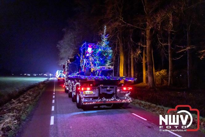 Tachtig trucks verlichten de gemeente Oldebroek tijdens de Truckers Lichtjesparade Oldebroek. - &copy; NWVFoto.nl