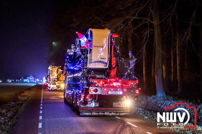 Tachtig trucks verlichten de gemeente Oldebroek tijdens de Truckers Lichtjesparade Oldebroek. - &copy; NWVFoto.nl