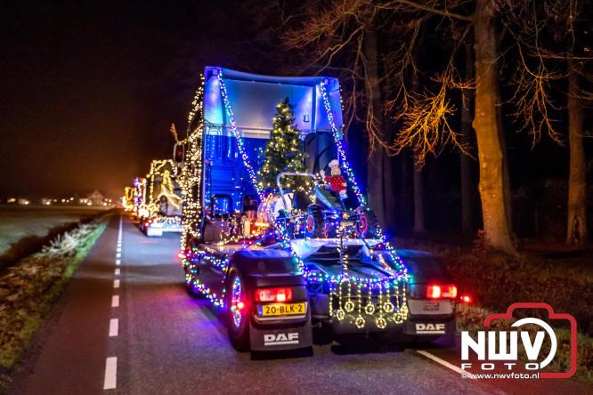 Tachtig trucks verlichten de gemeente Oldebroek tijdens de Truckers Lichtjesparade Oldebroek. - &copy; NWVFoto.nl