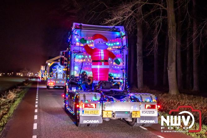 Tachtig trucks verlichten de gemeente Oldebroek tijdens de Truckers Lichtjesparade Oldebroek. - &copy; NWVFoto.nl