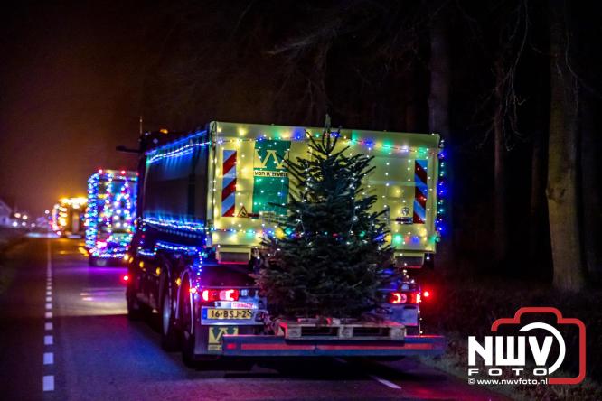Tachtig trucks verlichten de gemeente Oldebroek tijdens de Truckers Lichtjesparade Oldebroek. - &copy; NWVFoto.nl
