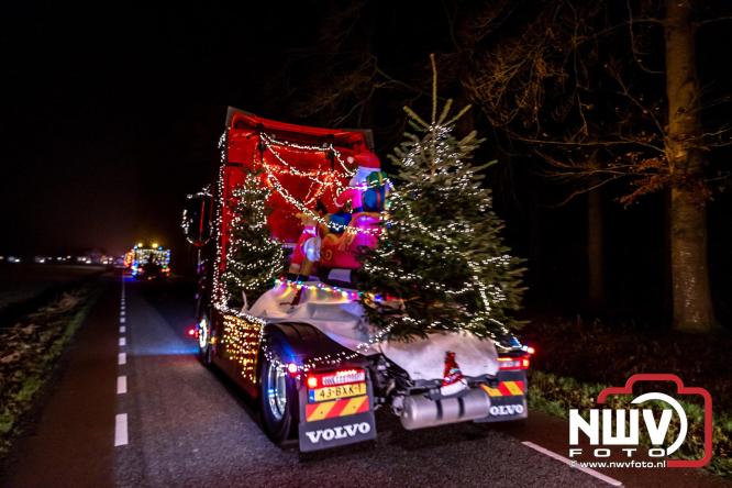 Tachtig trucks verlichten de gemeente Oldebroek tijdens de Truckers Lichtjesparade Oldebroek. - &copy; NWVFoto.nl