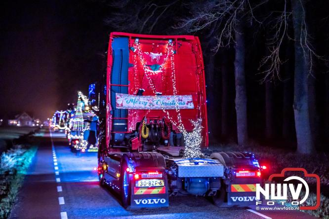 Tachtig trucks verlichten de gemeente Oldebroek tijdens de Truckers Lichtjesparade Oldebroek. - &copy; NWVFoto.nl