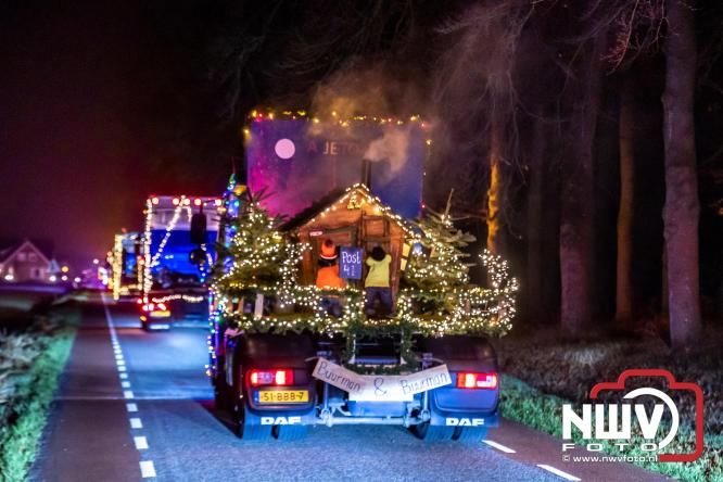 Tachtig trucks verlichten de gemeente Oldebroek tijdens de Truckers Lichtjesparade Oldebroek. - &copy; NWVFoto.nl