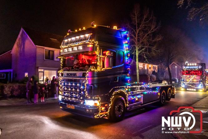 Tachtig trucks verlichten de gemeente Oldebroek tijdens de Truckers Lichtjesparade Oldebroek. - &copy; NWVFoto.nl