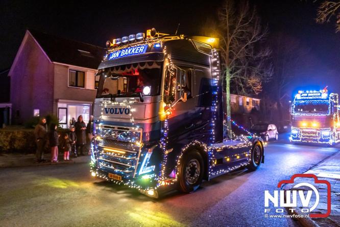 Tachtig trucks verlichten de gemeente Oldebroek tijdens de Truckers Lichtjesparade Oldebroek. - &copy; NWVFoto.nl