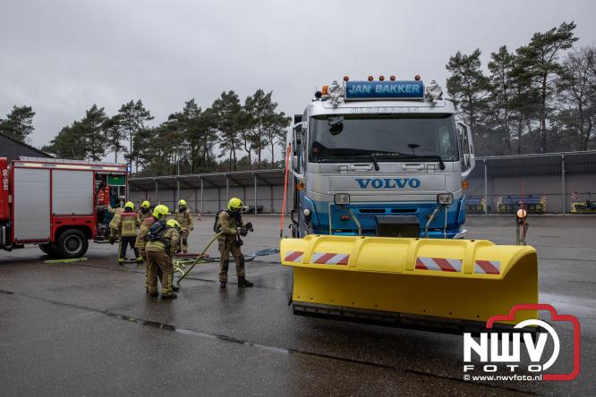 Brandweer Elburg rukt uit voor brand in strooiwagen op het terrein van Rijkswaterstaat 't Harde. - &copy; NWVFoto.nl