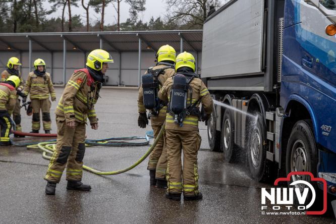 Brandweer Elburg rukt uit voor brand in strooiwagen op het terrein van Rijkswaterstaat 't Harde. - &copy; NWVFoto.nl