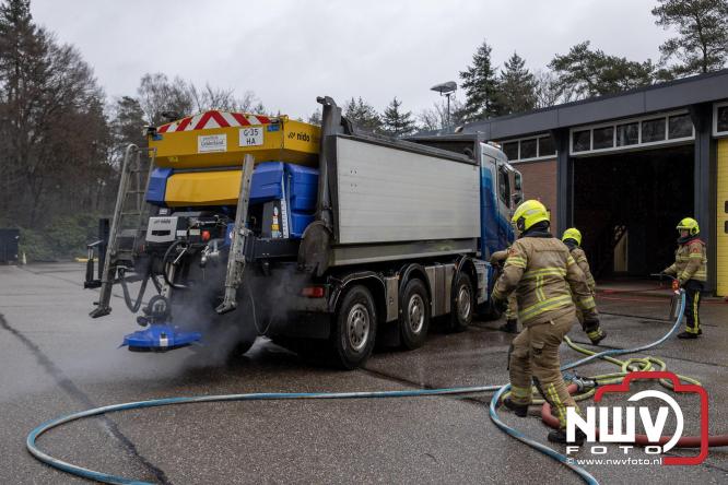 Brandweer Elburg rukt uit voor brand in strooiwagen op het terrein van Rijkswaterstaat 't Harde. - &copy; NWVFoto.nl