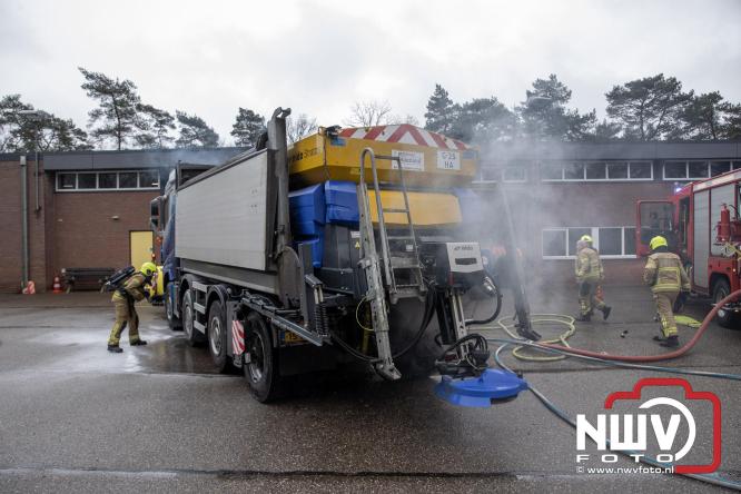Brandweer Elburg rukt uit voor brand in strooiwagen op het terrein van Rijkswaterstaat 't Harde. - &copy; NWVFoto.nl