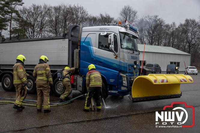 Brandweer Elburg rukt uit voor brand in strooiwagen op het terrein van Rijkswaterstaat 't Harde. - &copy; NWVFoto.nl