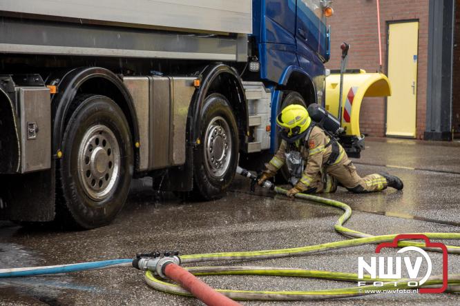 Brandweer Elburg rukt uit voor brand in strooiwagen op het terrein van Rijkswaterstaat 't Harde. - &copy; NWVFoto.nl