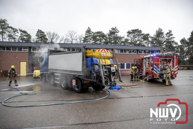 Brandweer Elburg rukt uit voor brand in strooiwagen op het terrein van Rijkswaterstaat 't Harde. - &copy; NWVFoto.nl