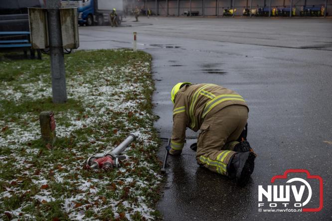 Brandweer Elburg rukt uit voor brand in strooiwagen op het terrein van Rijkswaterstaat 't Harde. - &copy; NWVFoto.nl