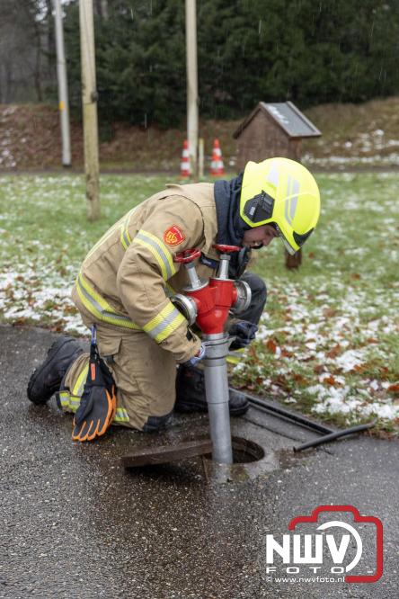 Brandweer Elburg rukt uit voor brand in strooiwagen op het terrein van Rijkswaterstaat 't Harde. - &copy; NWVFoto.nl