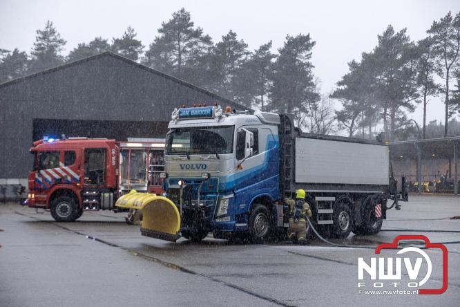 Brandweer Elburg rukt uit voor brand in strooiwagen op het terrein van Rijkswaterstaat 't Harde. - &copy; NWVFoto.nl