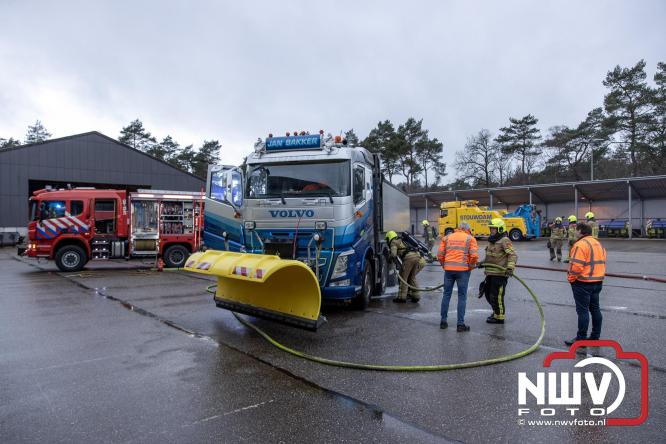 Brandweer Elburg rukt uit voor brand in strooiwagen op het terrein van Rijkswaterstaat 't Harde. - &copy; NWVFoto.nl