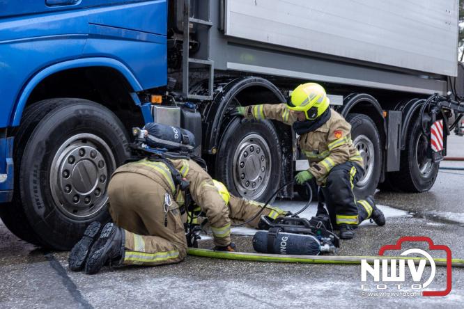 Brandweer Elburg rukt uit voor brand in strooiwagen op het terrein van Rijkswaterstaat 't Harde. - &copy; NWVFoto.nl