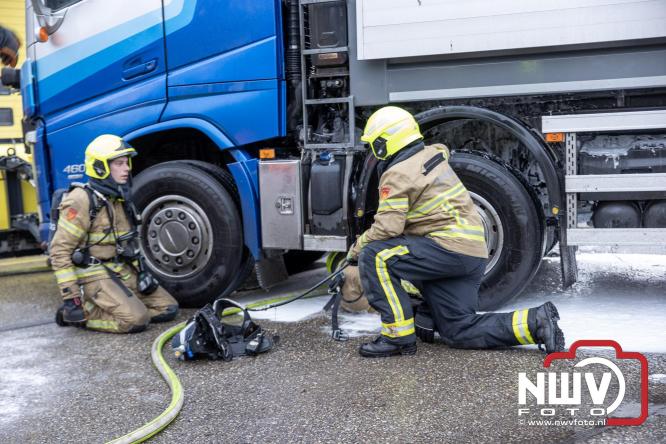 Brandweer Elburg rukt uit voor brand in strooiwagen op het terrein van Rijkswaterstaat 't Harde. - &copy; NWVFoto.nl