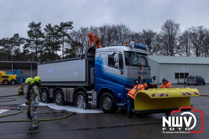 Brandweer Elburg rukt uit voor brand in strooiwagen op het terrein van Rijkswaterstaat 't Harde. - &copy; NWVFoto.nl