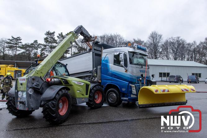 Brandweer Elburg rukt uit voor brand in strooiwagen op het terrein van Rijkswaterstaat 't Harde. - &copy; NWVFoto.nl