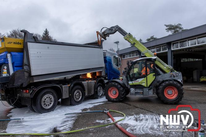 Brandweer Elburg rukt uit voor brand in strooiwagen op het terrein van Rijkswaterstaat 't Harde. - &copy; NWVFoto.nl