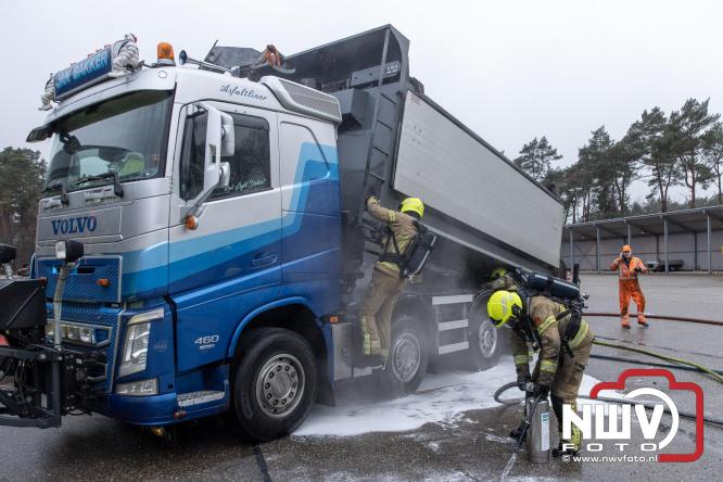 Brandweer Elburg rukt uit voor brand in strooiwagen op het terrein van Rijkswaterstaat 't Harde. - &copy; NWVFoto.nl
