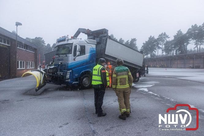 Brandweer Elburg rukt uit voor brand in strooiwagen op het terrein van Rijkswaterstaat 't Harde. - &copy; NWVFoto.nl