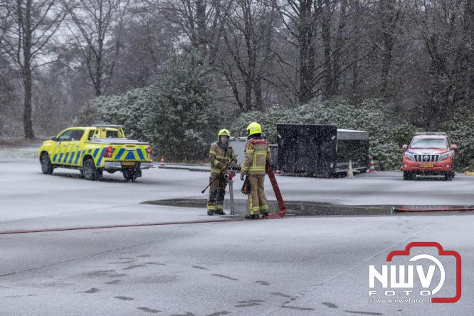 Brandweer Elburg rukt uit voor brand in strooiwagen op het terrein van Rijkswaterstaat 't Harde. - &copy; NWVFoto.nl
