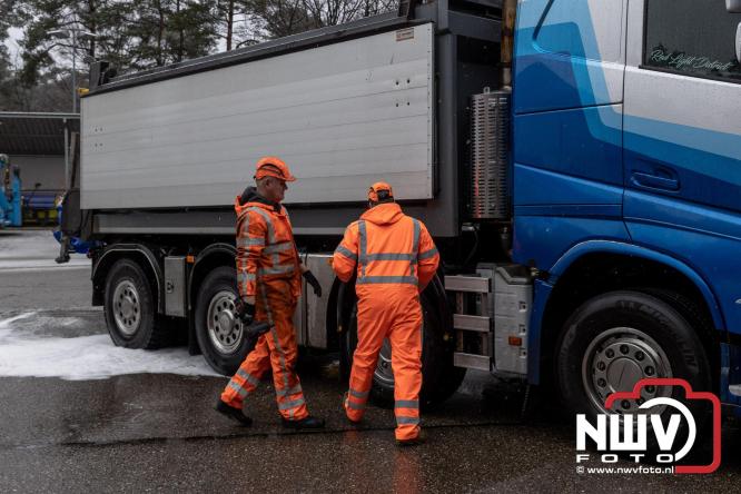 Brandweer Elburg rukt uit voor brand in strooiwagen op het terrein van Rijkswaterstaat 't Harde. - &copy; NWVFoto.nl