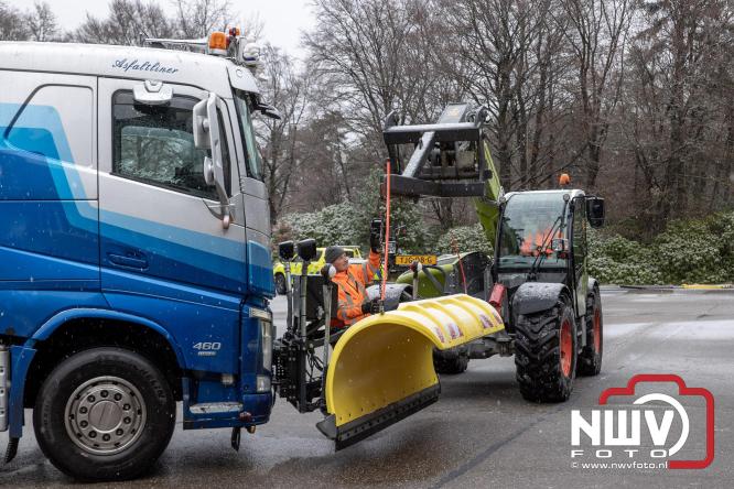 Brandweer Elburg rukt uit voor brand in strooiwagen op het terrein van Rijkswaterstaat 't Harde. - &copy; NWVFoto.nl