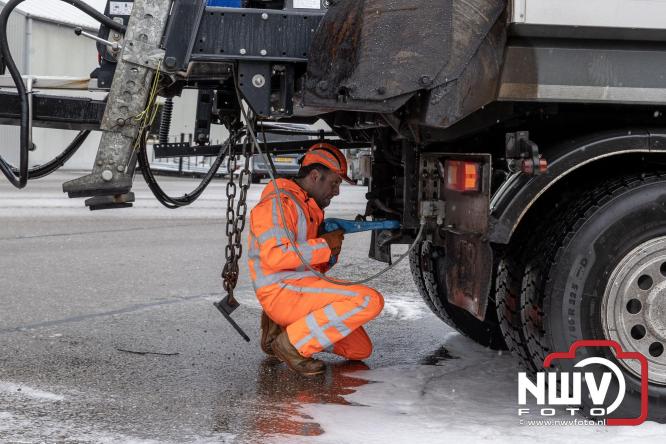 Brandweer Elburg rukt uit voor brand in strooiwagen op het terrein van Rijkswaterstaat 't Harde. - &copy; NWVFoto.nl