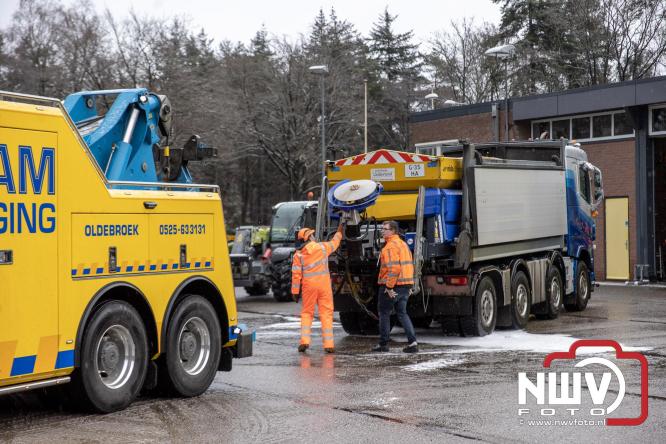 Brandweer Elburg rukt uit voor brand in strooiwagen op het terrein van Rijkswaterstaat 't Harde. - &copy; NWVFoto.nl