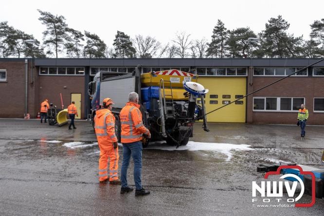 Brandweer Elburg rukt uit voor brand in strooiwagen op het terrein van Rijkswaterstaat 't Harde. - &copy; NWVFoto.nl