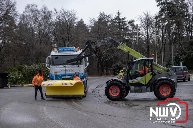 Brandweer Elburg rukt uit voor brand in strooiwagen op het terrein van Rijkswaterstaat 't Harde. - &copy; NWVFoto.nl
