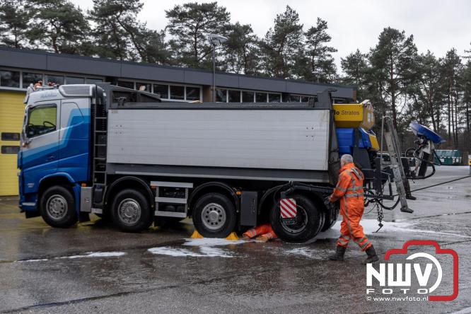 Brandweer Elburg rukt uit voor brand in strooiwagen op het terrein van Rijkswaterstaat 't Harde. - &copy; NWVFoto.nl