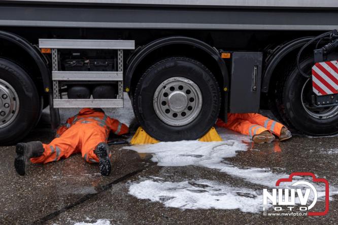 Brandweer Elburg rukt uit voor brand in strooiwagen op het terrein van Rijkswaterstaat 't Harde. - &copy; NWVFoto.nl