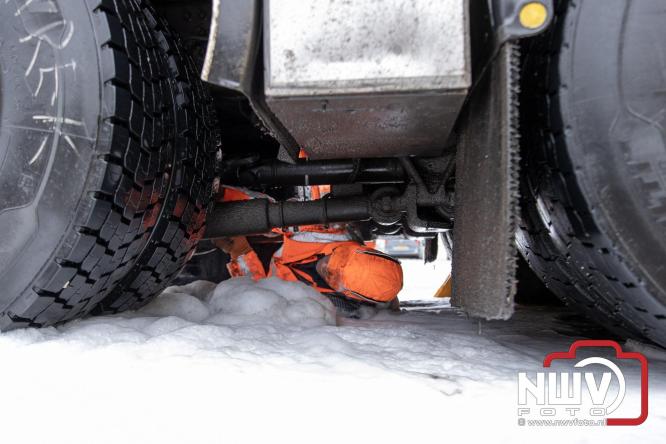 Brandweer Elburg rukt uit voor brand in strooiwagen op het terrein van Rijkswaterstaat 't Harde. - &copy; NWVFoto.nl