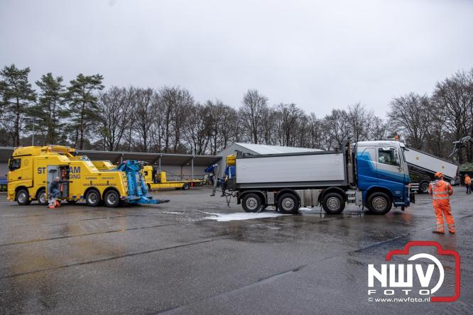 Brandweer Elburg rukt uit voor brand in strooiwagen op het terrein van Rijkswaterstaat 't Harde. - &copy; NWVFoto.nl