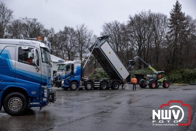 Brandweer Elburg rukt uit voor brand in strooiwagen op het terrein van Rijkswaterstaat 't Harde. - &copy; NWVFoto.nl