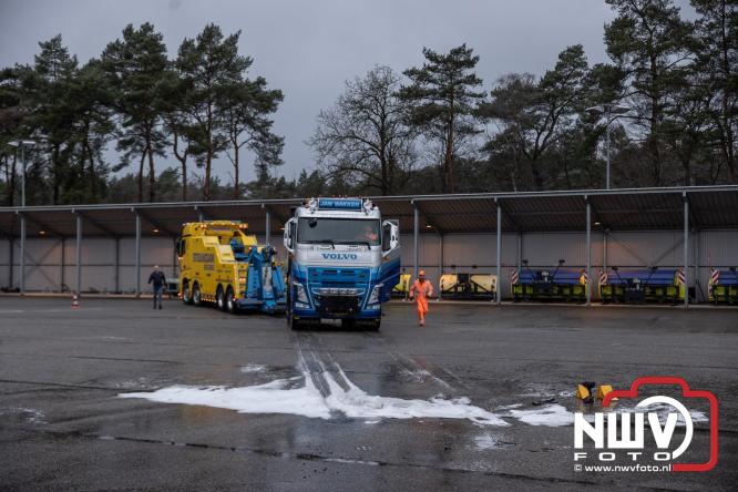 Brandweer Elburg rukt uit voor brand in strooiwagen op het terrein van Rijkswaterstaat 't Harde. - &copy; NWVFoto.nl