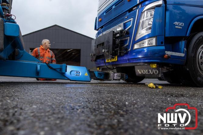 Brandweer Elburg rukt uit voor brand in strooiwagen op het terrein van Rijkswaterstaat 't Harde. - &copy; NWVFoto.nl