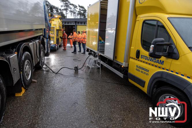 Brandweer Elburg rukt uit voor brand in strooiwagen op het terrein van Rijkswaterstaat 't Harde. - &copy; NWVFoto.nl