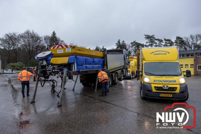 Brandweer Elburg rukt uit voor brand in strooiwagen op het terrein van Rijkswaterstaat 't Harde. - &copy; NWVFoto.nl