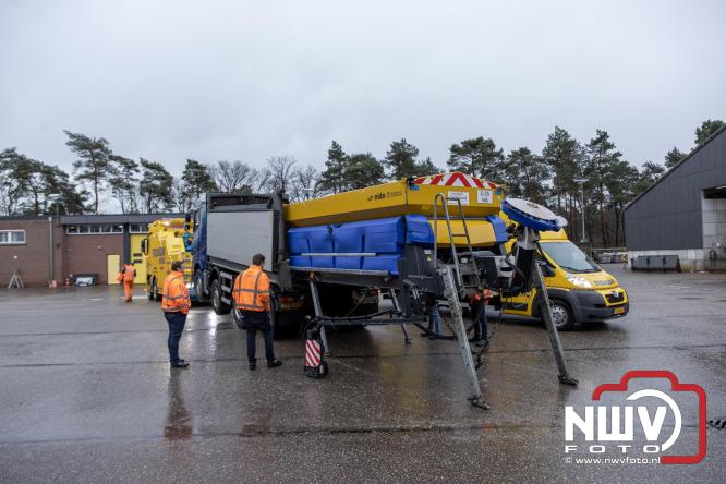 Brandweer Elburg rukt uit voor brand in strooiwagen op het terrein van Rijkswaterstaat 't Harde. - &copy; NWVFoto.nl