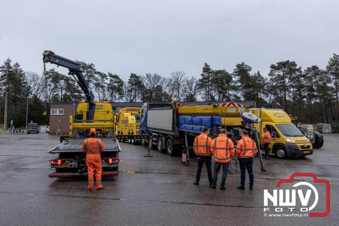 Brandweer Elburg rukt uit voor brand in strooiwagen op het terrein van Rijkswaterstaat 't Harde. - &copy; NWVFoto.nl